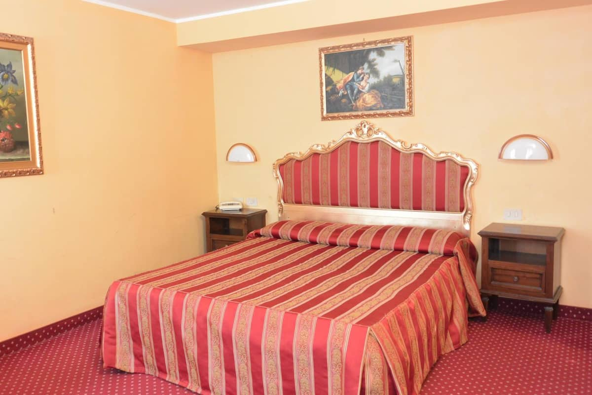 Standard Double Room | In-room safe, soundproofing, free WiFi, bed sheets