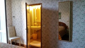 Double Room | Bathroom | Shower, rainfall showerhead, free toiletries, hair dryer