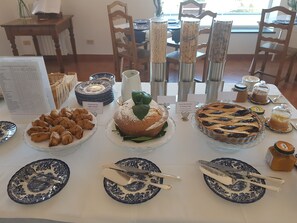 包含每日当地美食早餐