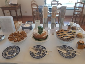 Desayuno con opciones de la cocina local incluido todos los días