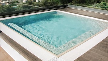 Außenpool (je nach Saison geöffnet), Sonnenschirme, Liegestühle