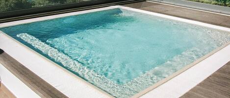 Piscine extérieure (ouverte en saison), parasols de plage