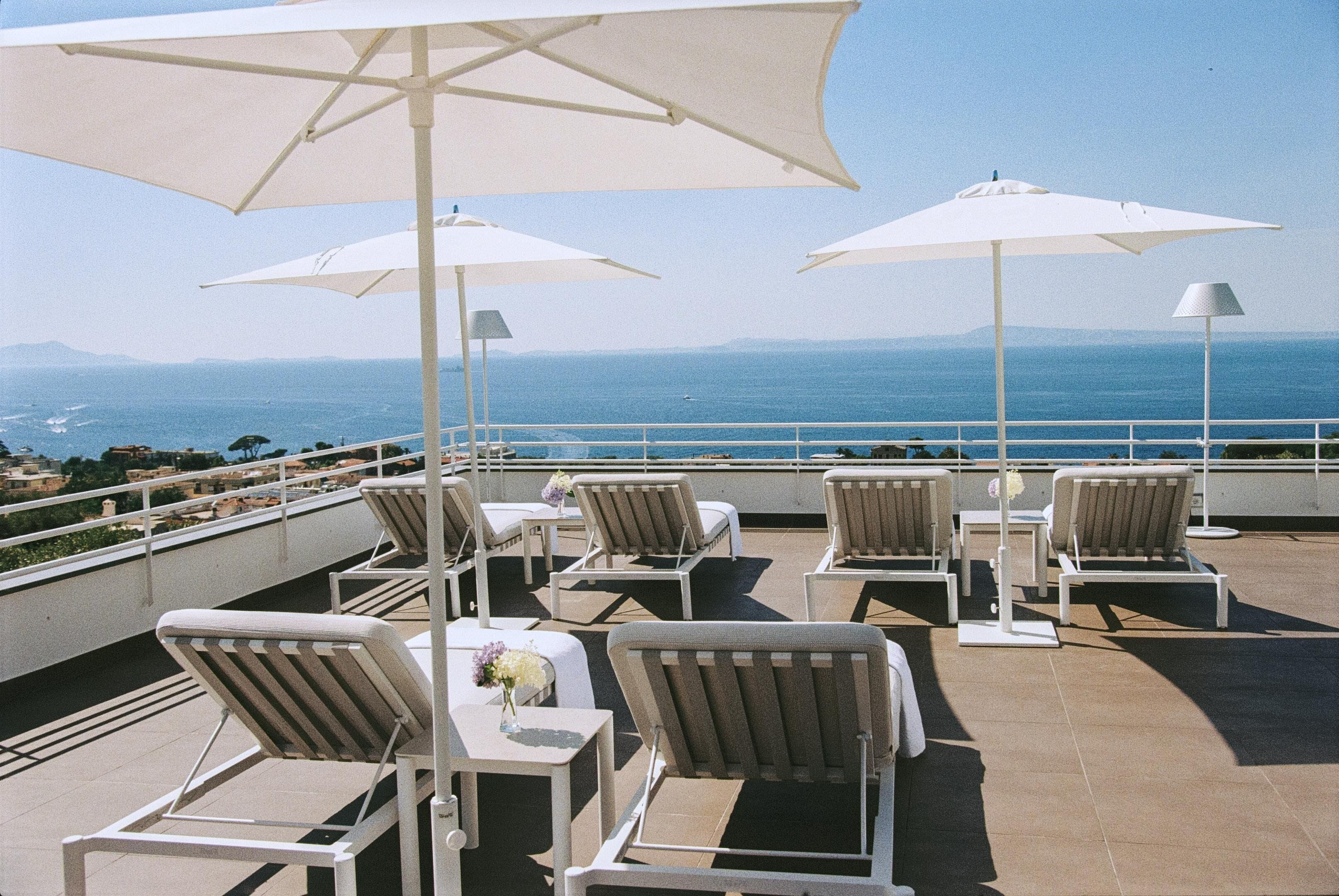 Piscine extérieure (ouverte en saison), parasols de plage