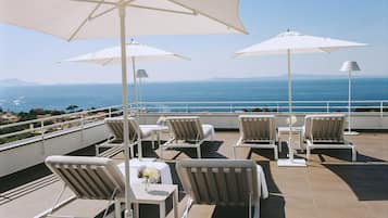 Außenpool (je nach Saison geöffnet), Sonnenschirme, Liegestühle