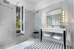 Junior-suite | Badeværelse | Designertoiletartikler, hårtørrer, hjemmesko, bidet