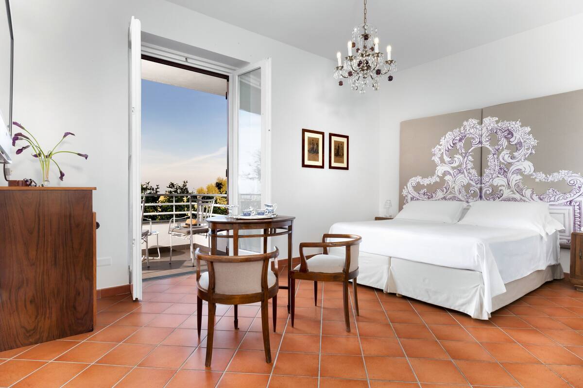Luxe beddengoed, een minibar, een kluis op de kamer, een bureau