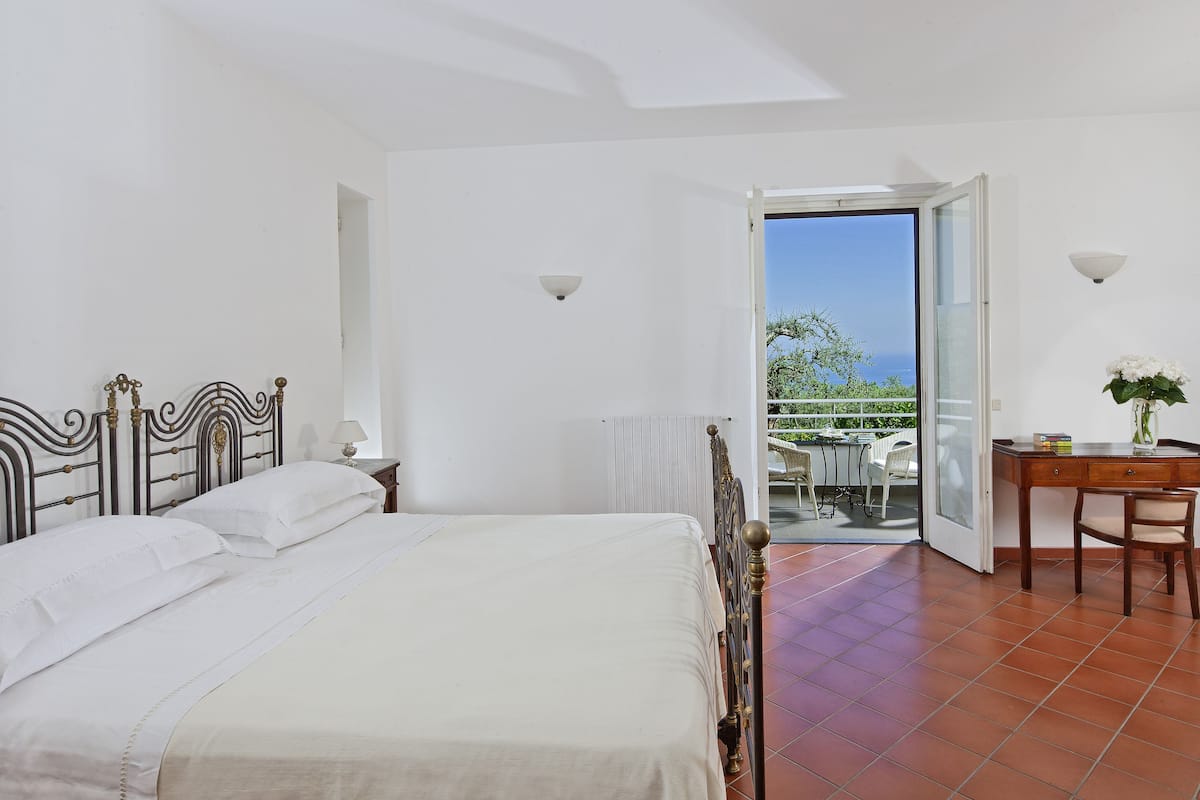 Suite Junior, vista mare | Biancheria da letto di alta qualità, minibar, una cassaforte in camera