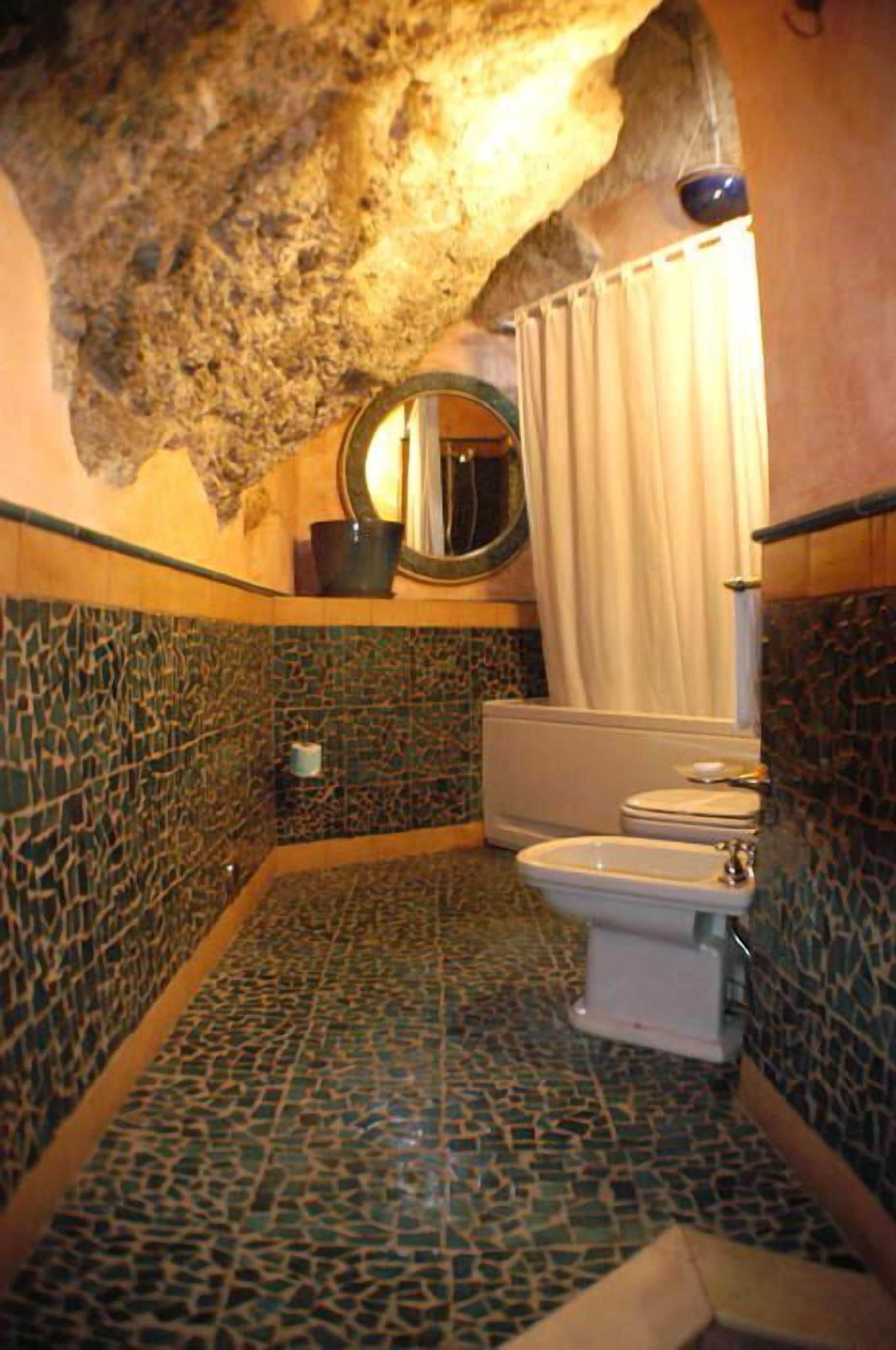 junior suite, sea view | bathroom | free toiletries, hair dryer, bidet, towels