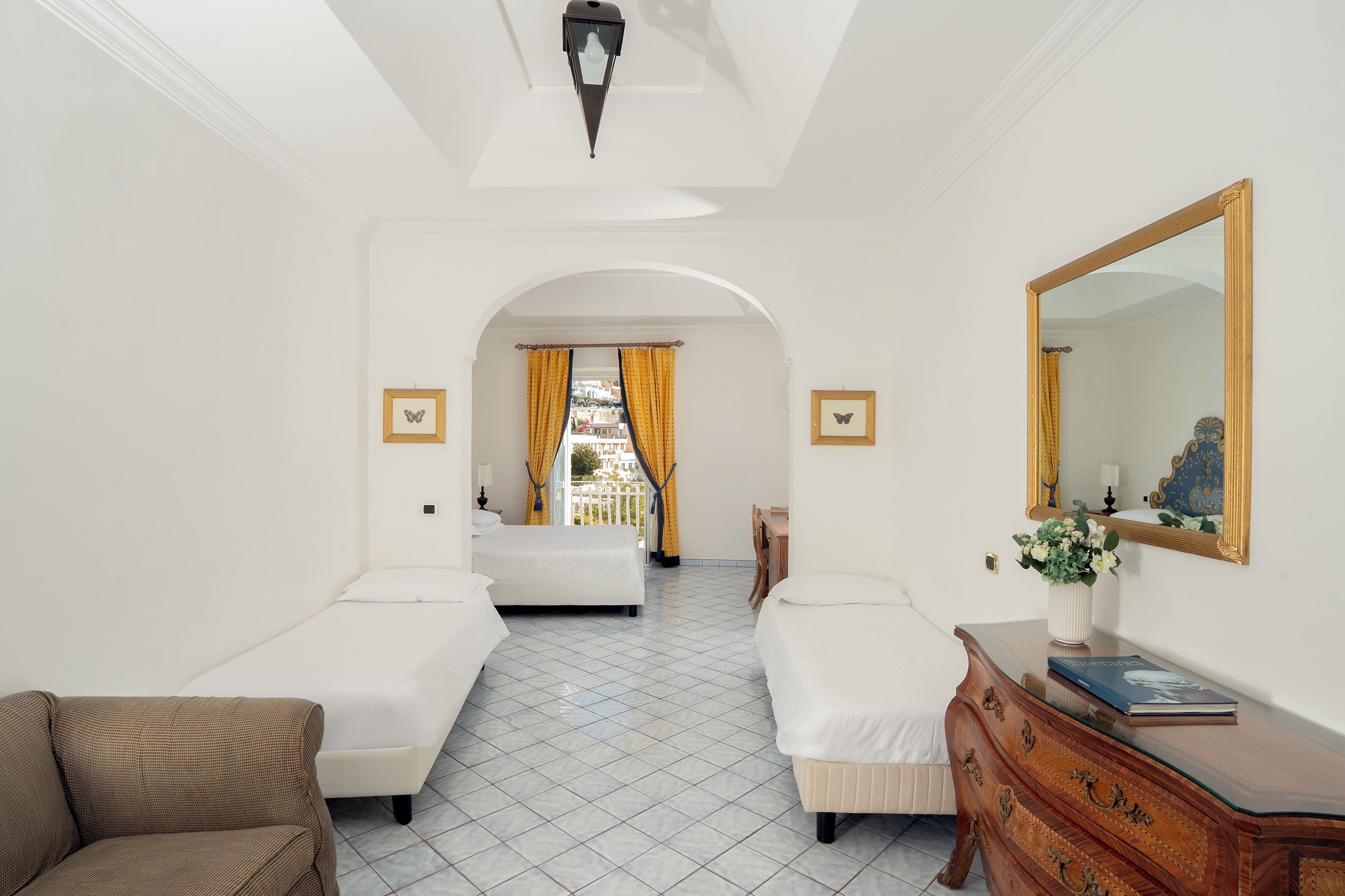 Deluxe vierpersoonskamer, gedeeltelijk uitzicht op zee | Donsdekens, een minibar, een kluis op de kamer, een bureau