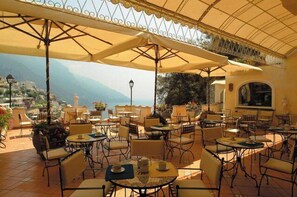 Petit-déjeuner et dîner servis sur place, vue sur la mer 