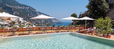 Piscine extérieure (ouverte en saison), chaises longues
