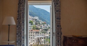 Quarto triplo luxo, vista parcial para o mar | 1 quarto, frigobar, cofres nos quartos, escrivaninha