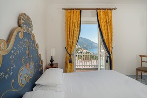 Deluxe-Vierbettzimmer, eingeschränkter Meerblick | Daunenbettdecken, Minibar, Zimmersafe, Schreibtisch