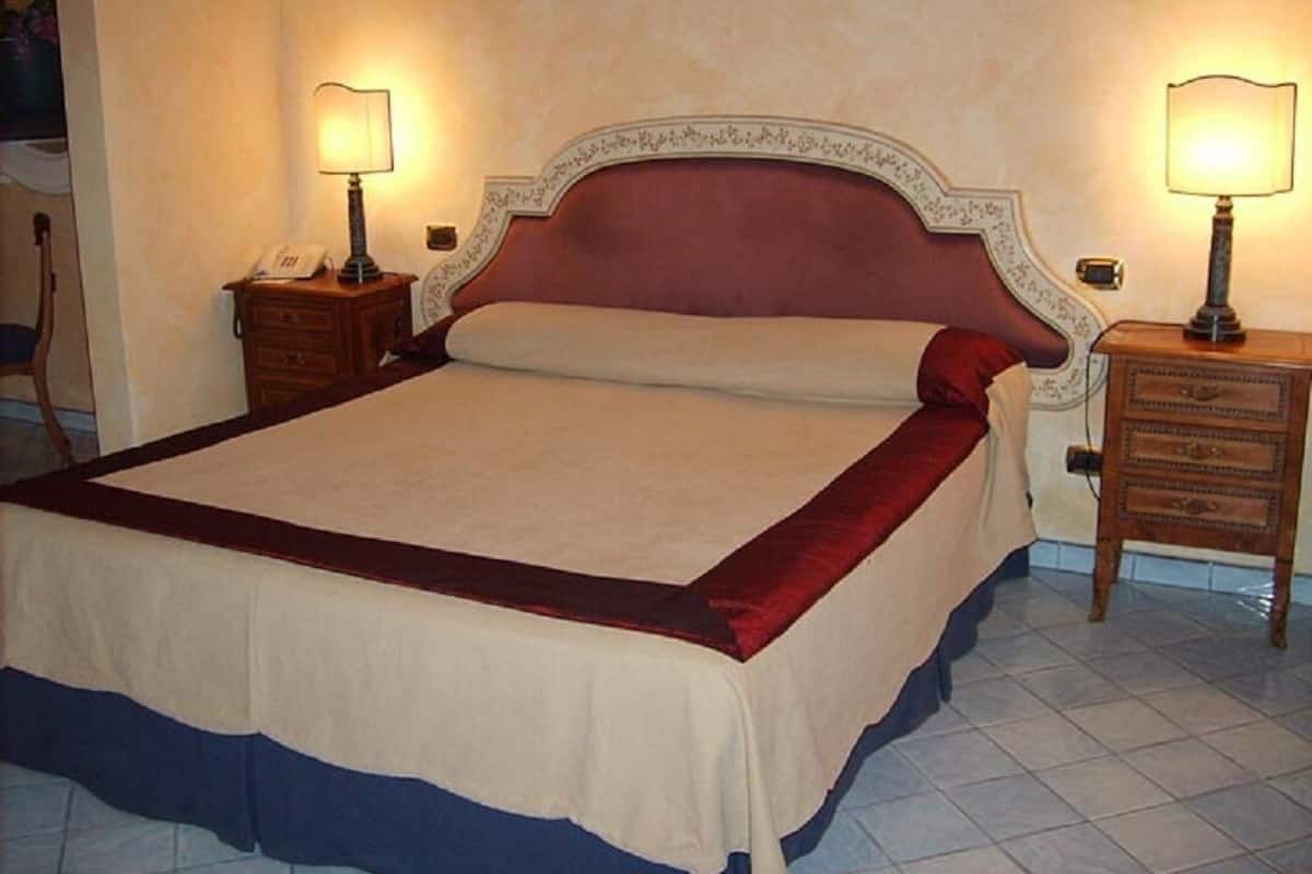 Down duvets, in-room safe, desk, iron/ironing board