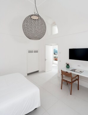 Suite exclusiva, 2 habitaciones, vista al mar | Edredón, caja de seguridad en la habitación y escritorio 