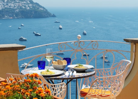 Breakfast and dinner served, ocean views . Hotel Posa Posa