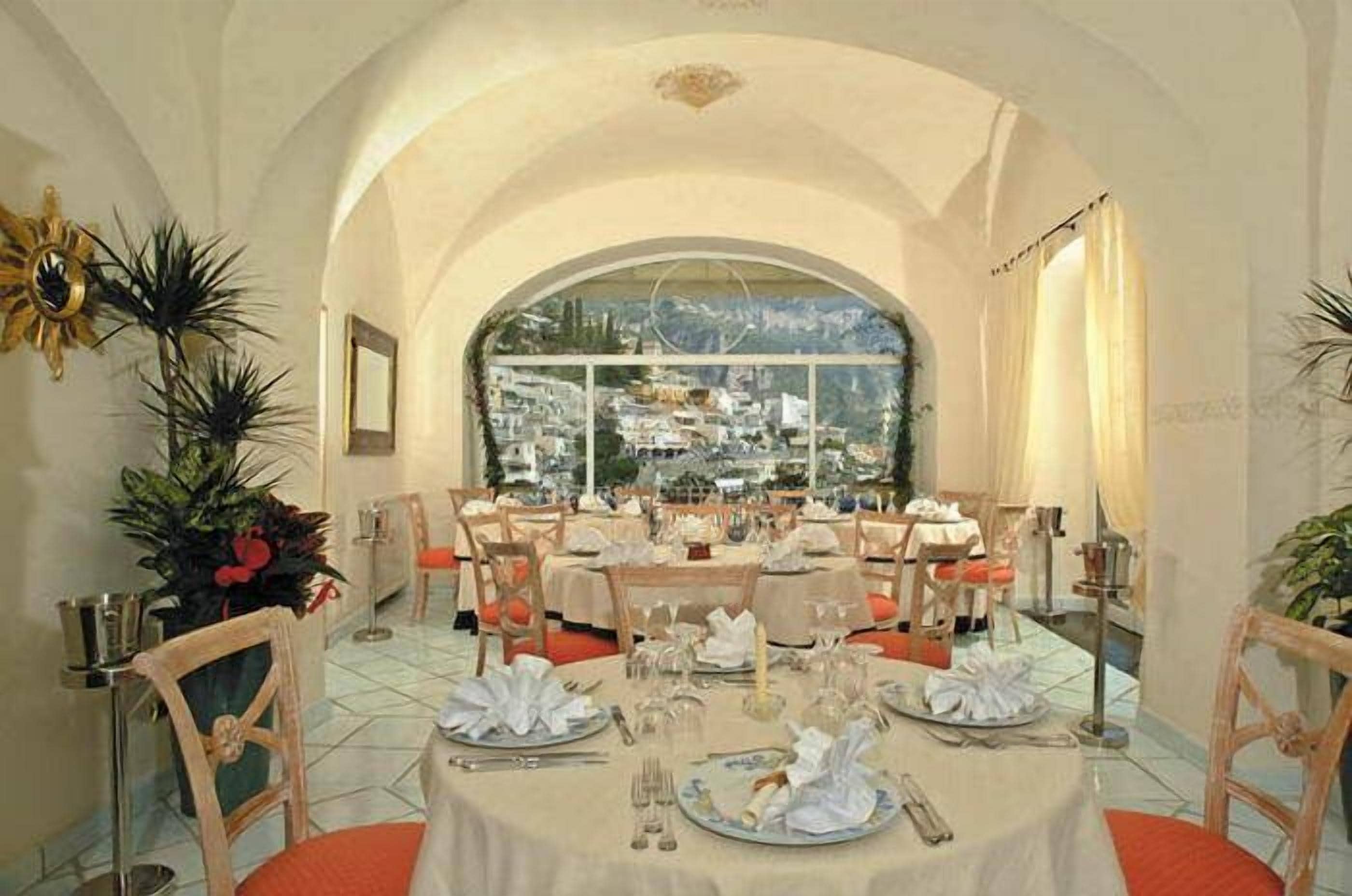 Breakfast and dinner served, ocean views 