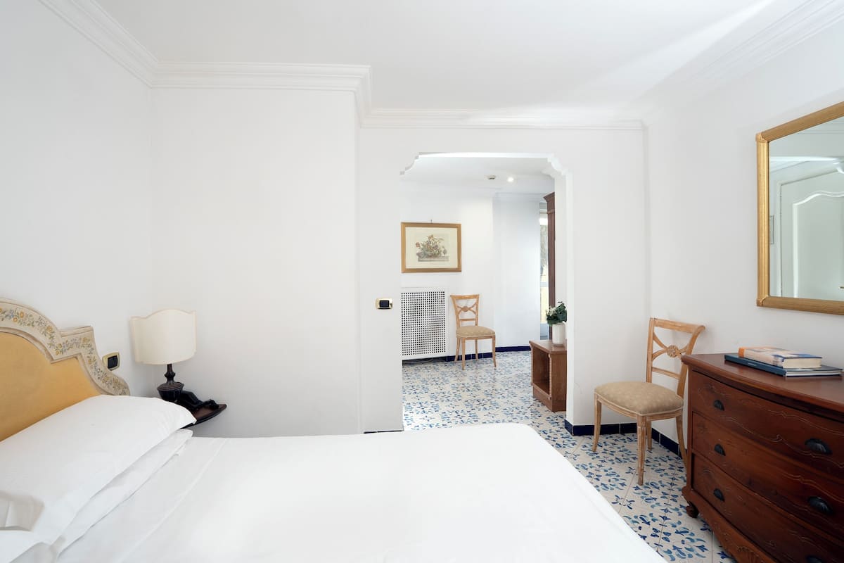 Habitación económica doble | 1 dormitorio, edredones de plumas, minibar y caja fuerte