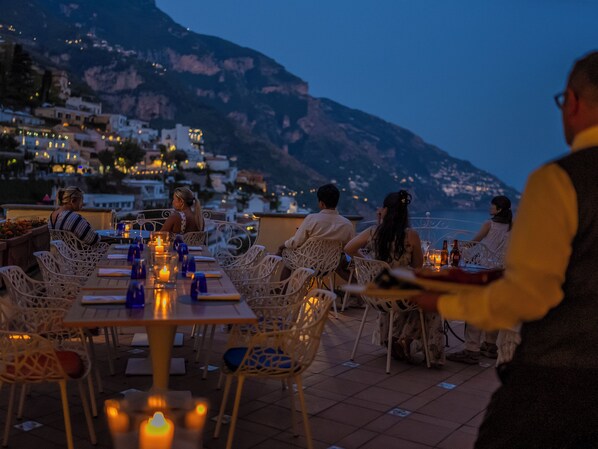 Breakfast and dinner served, ocean views 