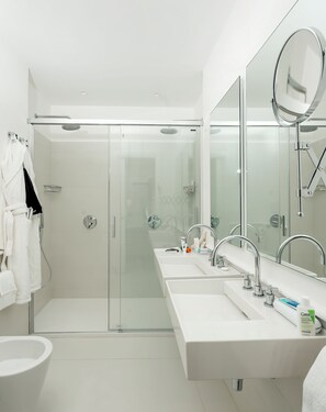 Suite familiar, vista parcial al mar | Baño | Amenidades de baño gratuitas, secadora de cabello, bidet, toallas