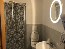 Bruser, hårtørrer, bidet, håndklæder
