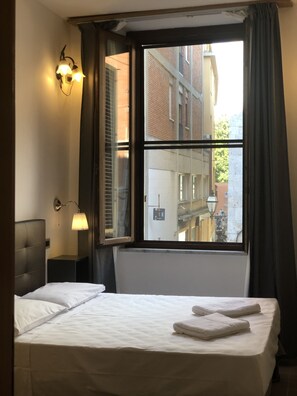Minibar, caja de seguridad en la habitación y escritorio 