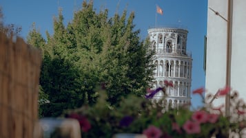 Phục vụ bữa sáng, đặc sản địa phương