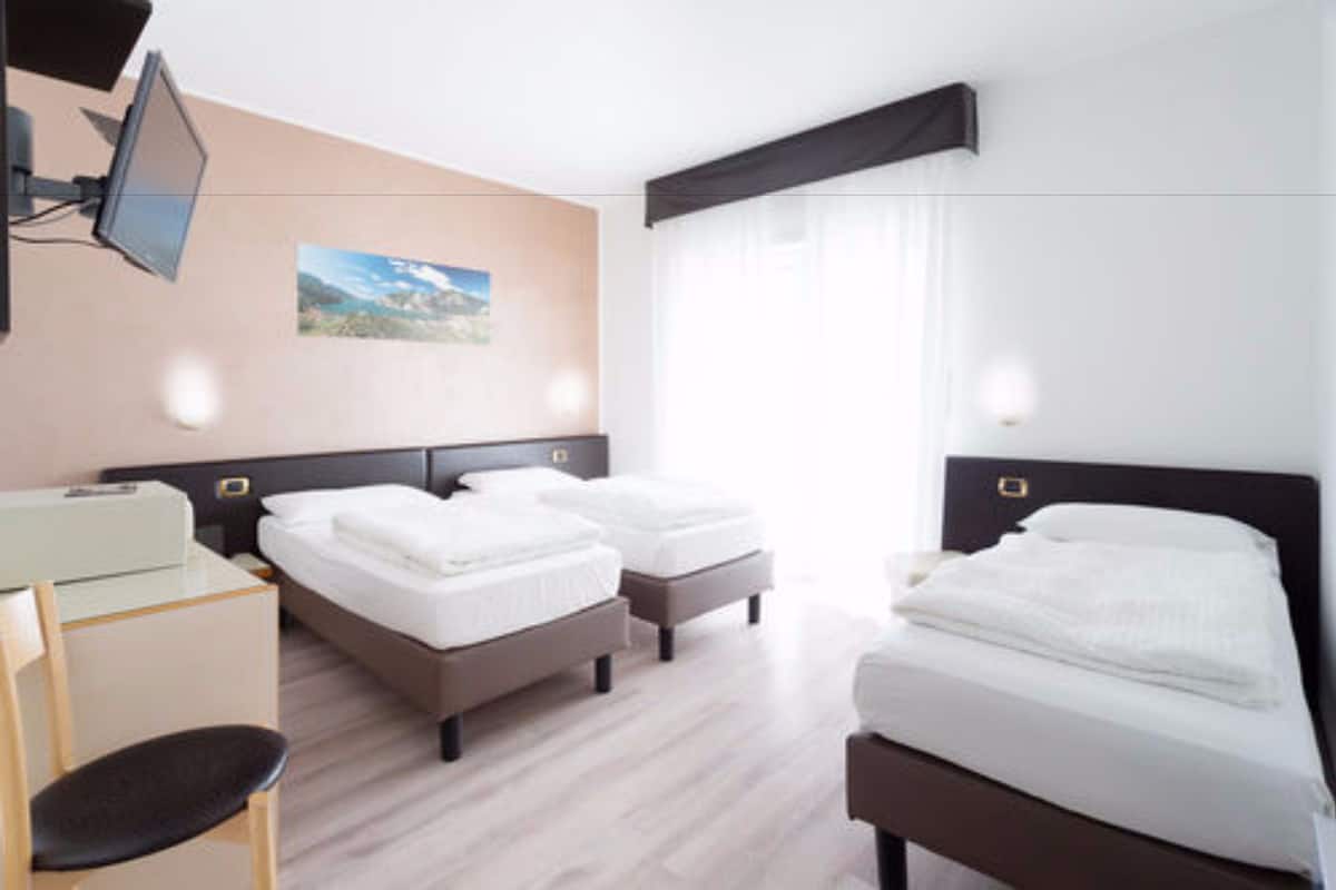 Minibar, brankas, dan Wi-Fi gratis