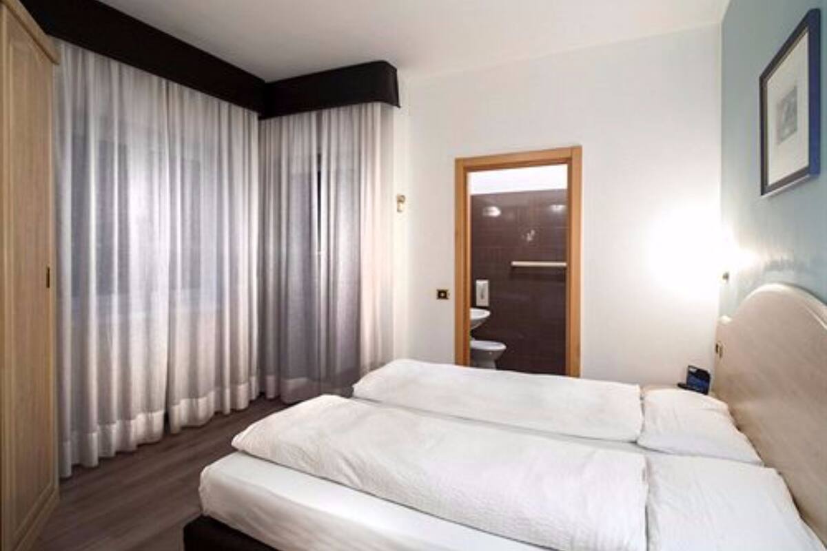 Minibar, brankas, dan Wi-Fi gratis