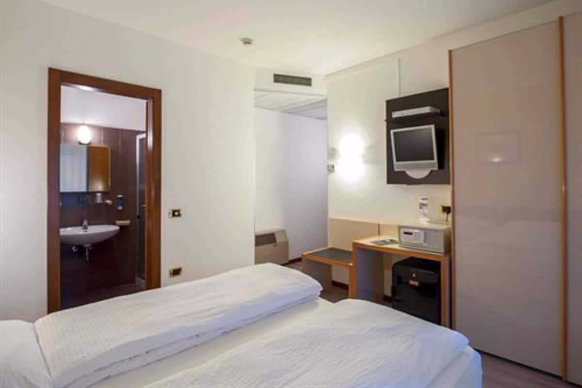 Minibar, brankas, dan Wi-Fi gratis