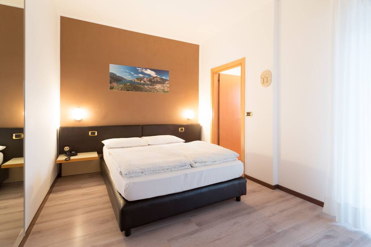 Minibar, brankas, dan Wi-Fi gratis