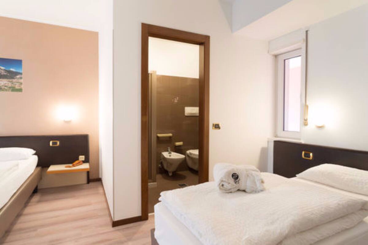 Minibar, brankas, dan Wi-Fi gratis