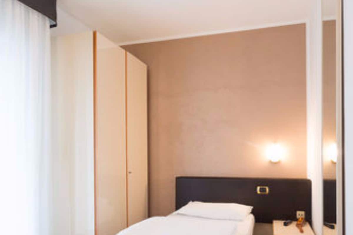 Minibar, brankas, dan Wi-Fi gratis