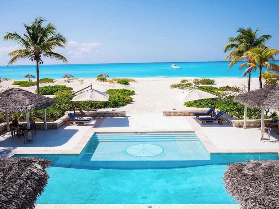 Piscine extérieure, parasols de plage, chaises longues