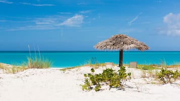 Playa privada, playa de arena blanca y camas de playa gratuitas