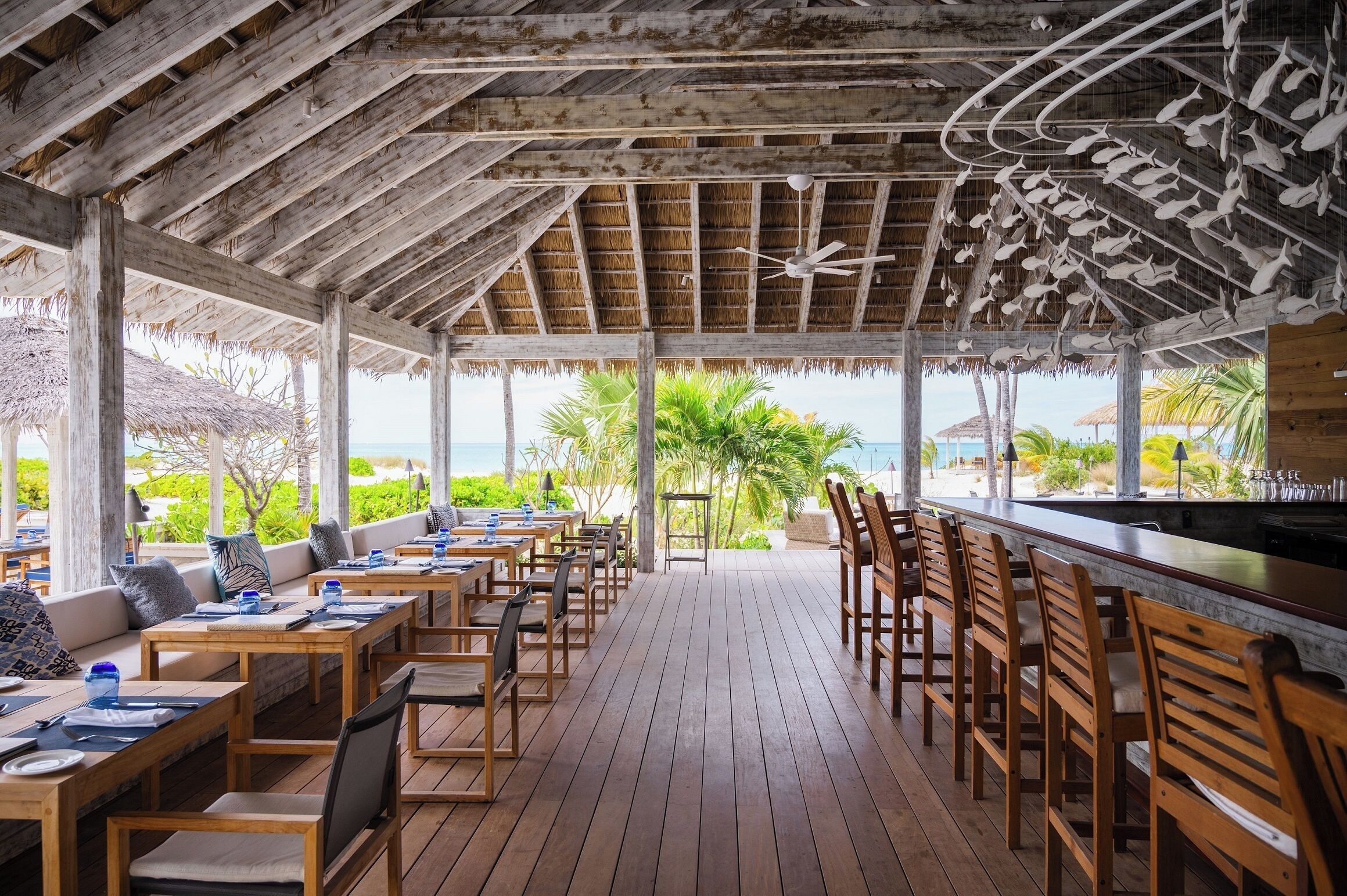 Se sirven desayunos, comidas y cenas con vista a la playa 