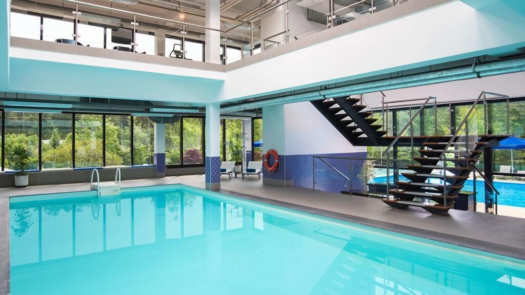 Piscina interna, piscina externa sazonal, espreguiçadeiras