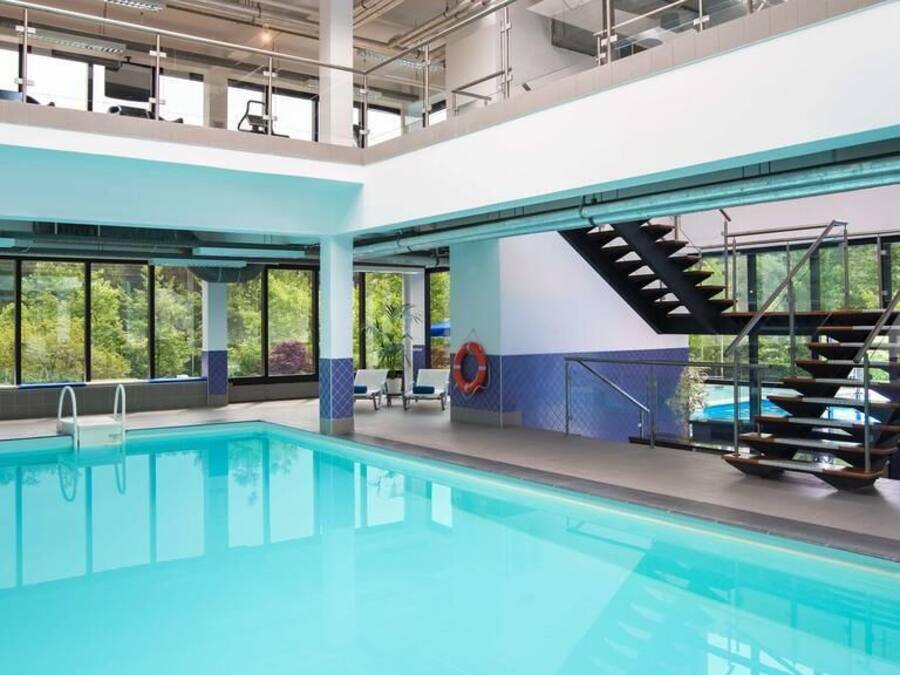 Una piscina cubierta, una piscina al aire libre de temporada, tumbonas