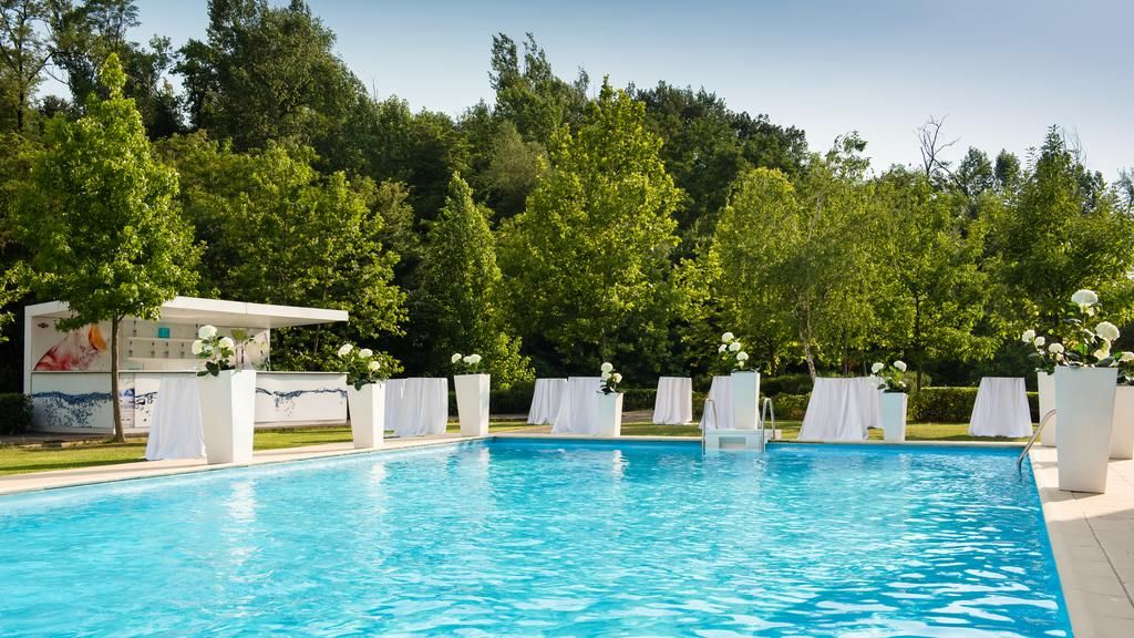 Indoor pool, seasonal outdoor pool, sun loungers