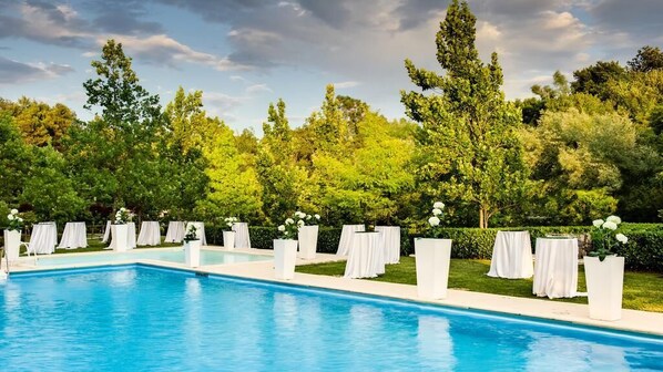 Indoor pool, seasonal outdoor pool, sun loungers