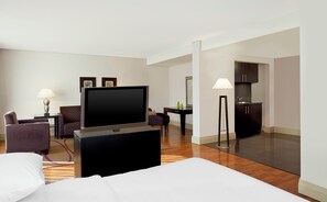 Hypo-allergenic bedding, down comforters, minibar, in-room safe