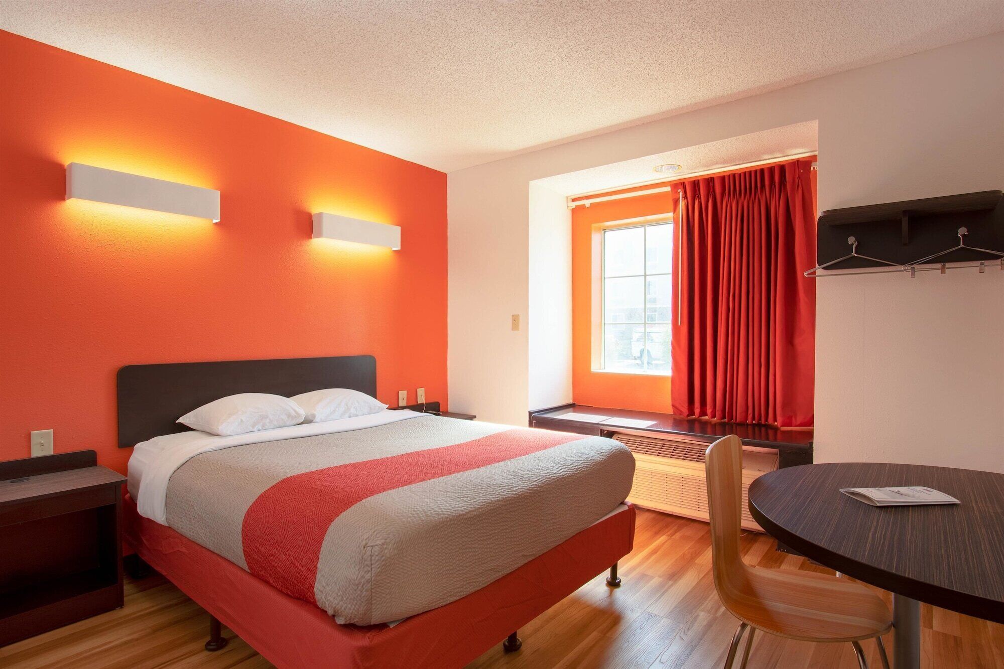 Bureau, fer et planche à repasser, Wi-Fi gratuit, draps fournis