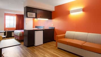 標準套房, 1 張加大雙人床, 非吸煙房 | 書桌、熨斗/熨衫板、免費 Wi-Fi、床單