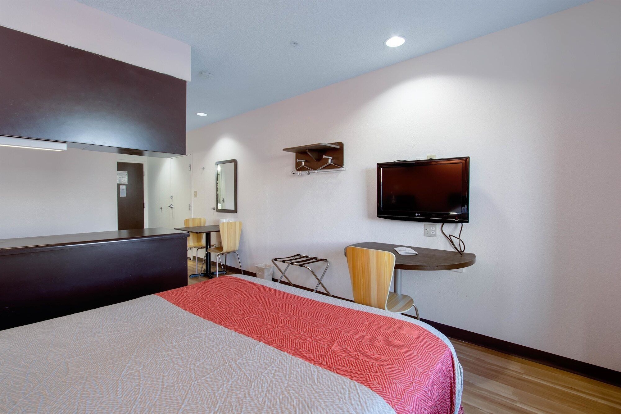 办公桌、熨斗/熨板、免费 WiFi、床单