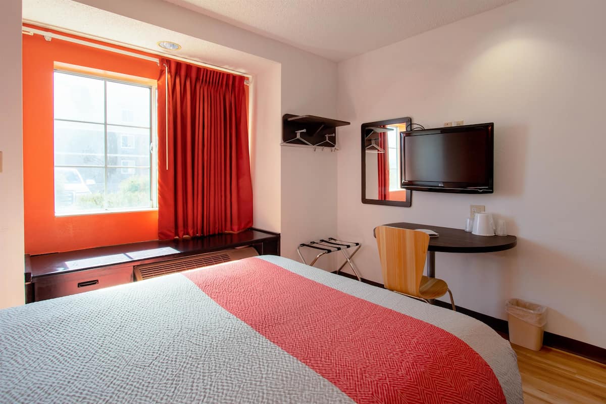 Desk, iron/ironing board, free WiFi, bed sheets