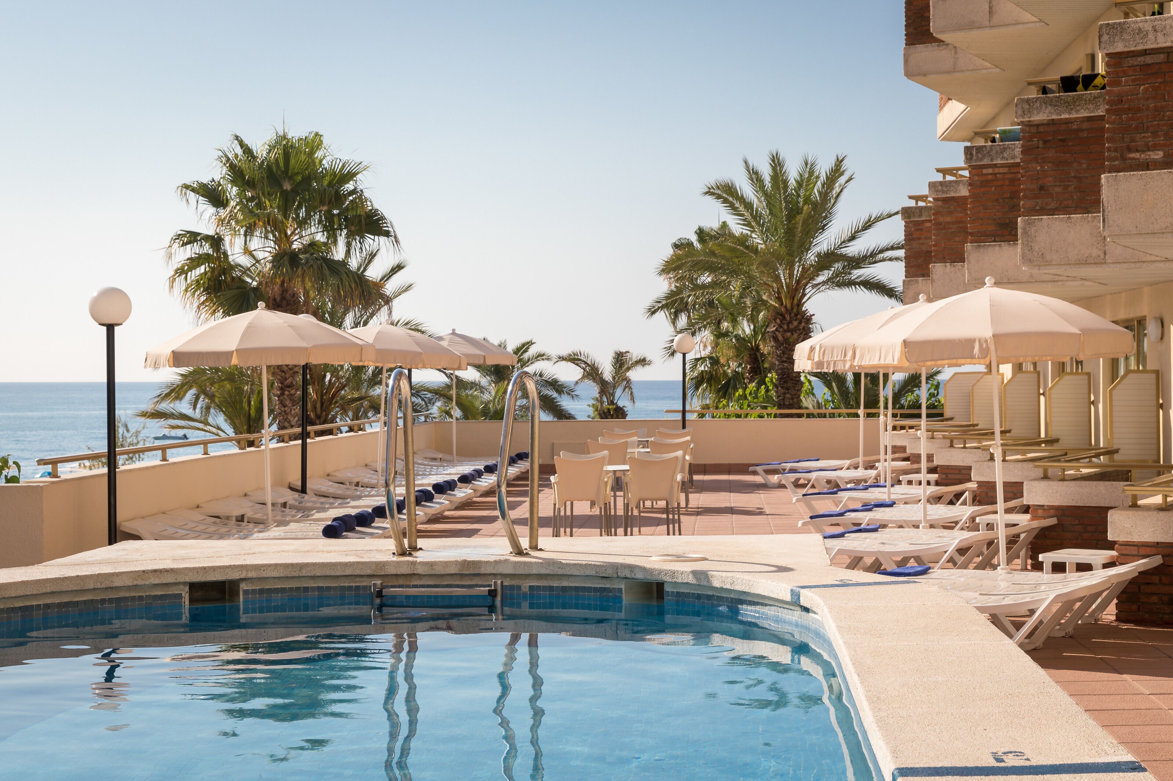 2 albercas al aire libre, sombrillas en la alberca y camastros 