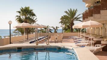 2 buitenzwembaden, parasols voor strand/zwembad