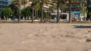 På stranden og solsenger