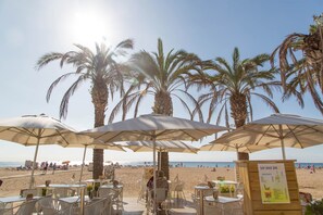 Plage, chaises longues