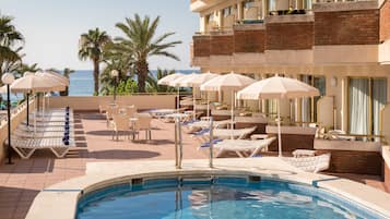 2 kolam renang outdoor, dengan payung kolam renang dan kursi berjemur